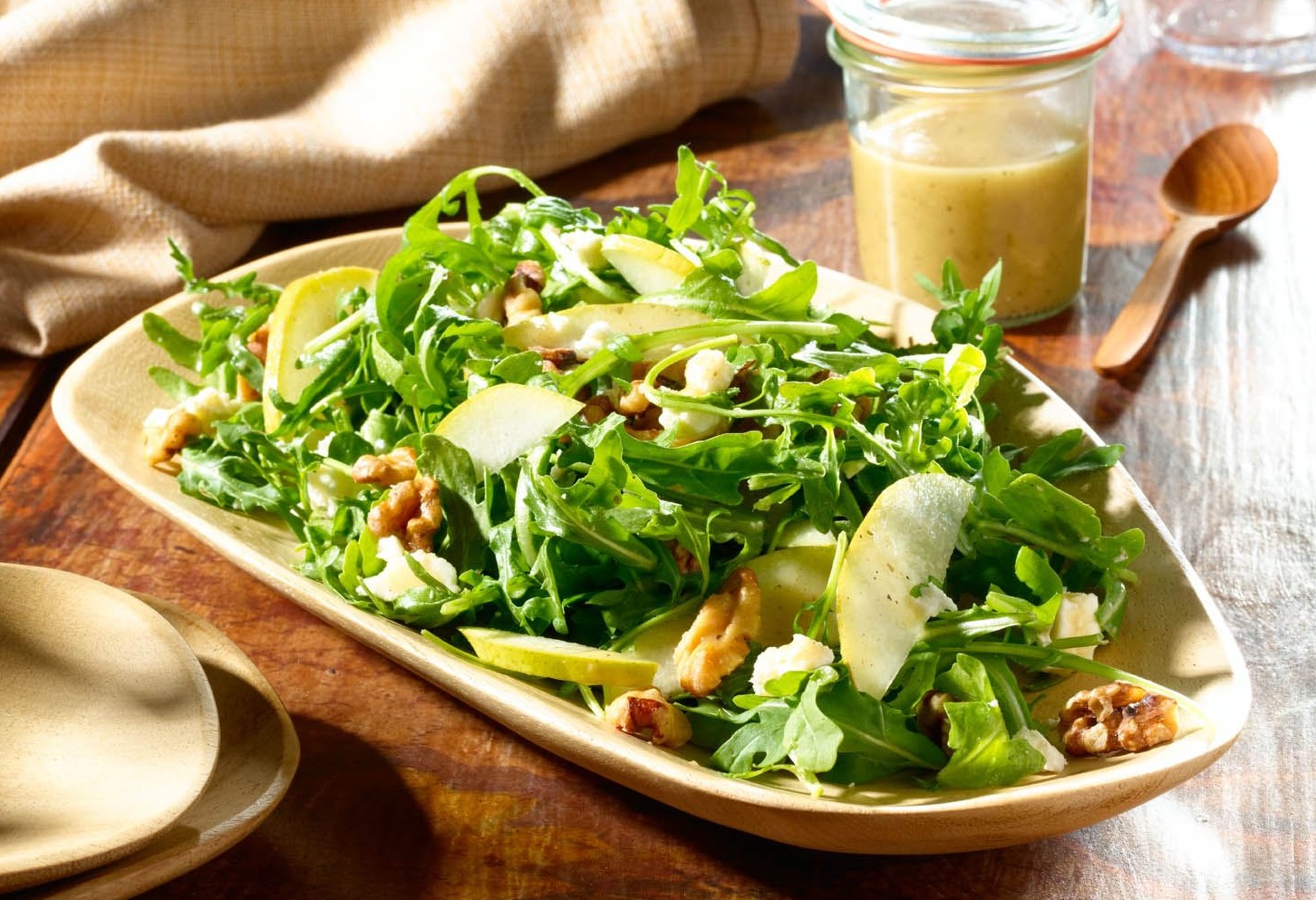 Salad lê khi kết hợp hợp với nước sốt cam gừng trở thành một món ăn tươi mát lạ miệng Salad lê khi kết hợp hợp với nước sốt cam gừng trở thành một món ăn tươi mát lạ miệng